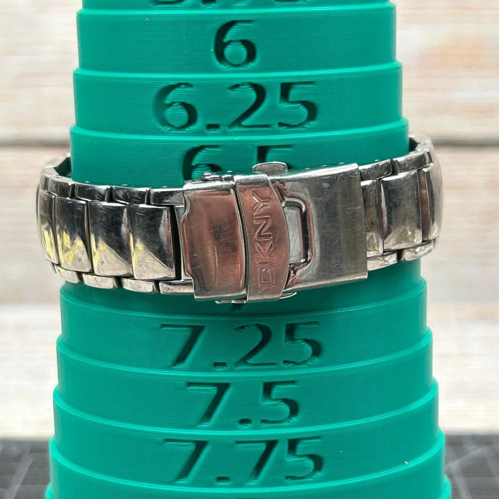 DKNY‎ NY-1081 Mens Stainless Steel Watch Silver Dial Date Neon Hand 50M 38mm